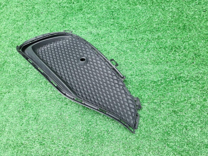 Решетка перед. бампера Mercedes A W176 (15-18) AMG