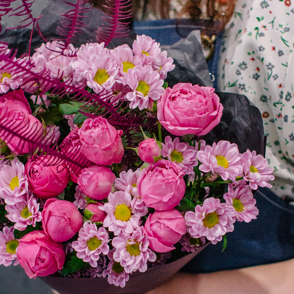 73. Нежный поэтичный дуо-букет с кустовыми розами и сантини