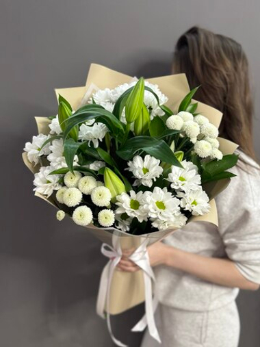 Букет с белой лилией и хризантемами