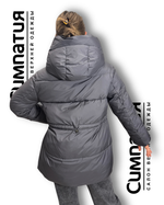 Классическая серая куртка, на молнии и клепках