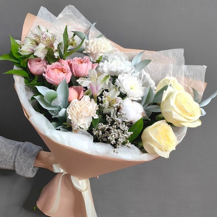Авторский букет в кремовой гамме