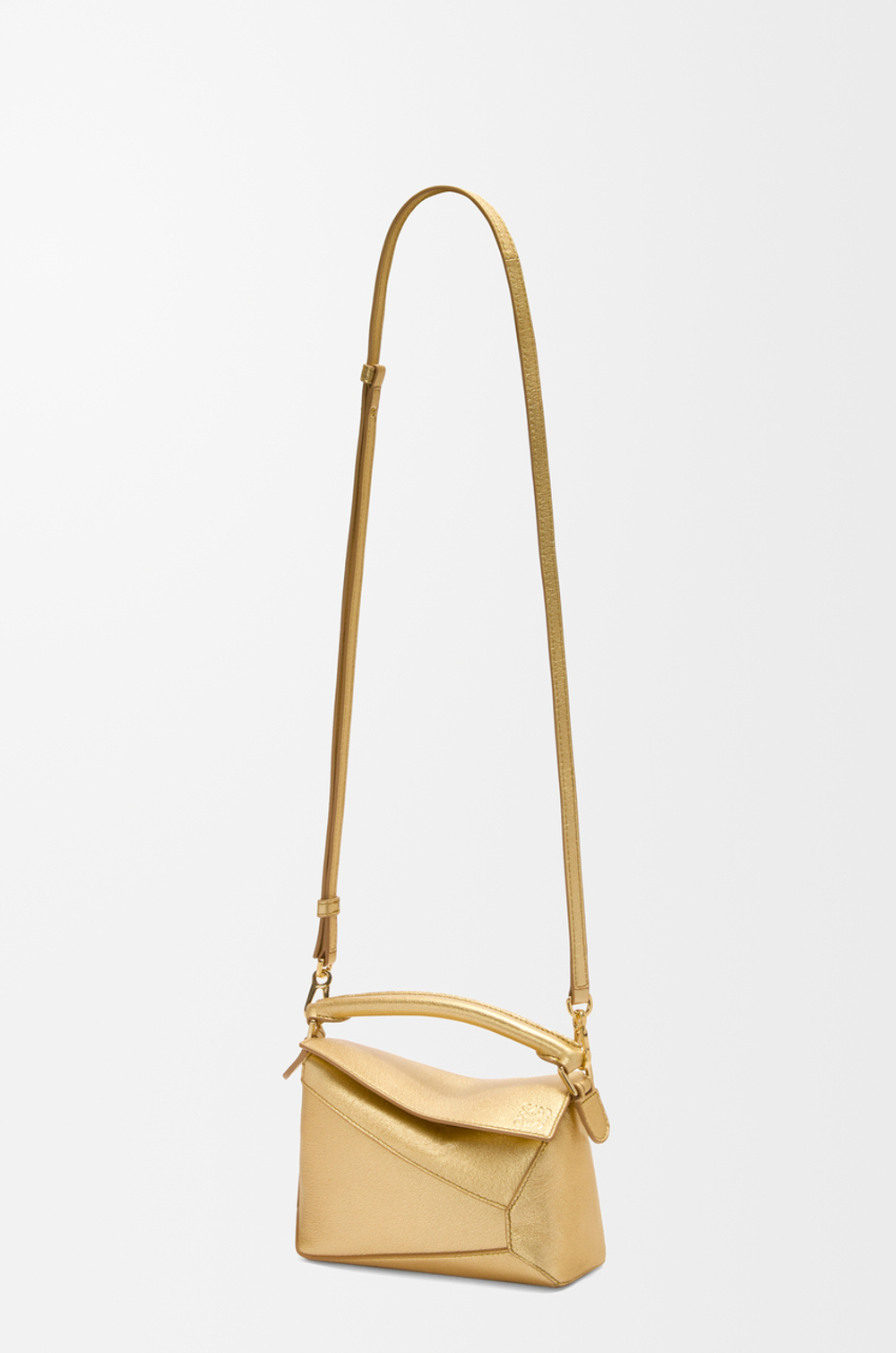 Loewe Мини-сумка Puzzle Edge из ламинированной овечьей кожи, золотой