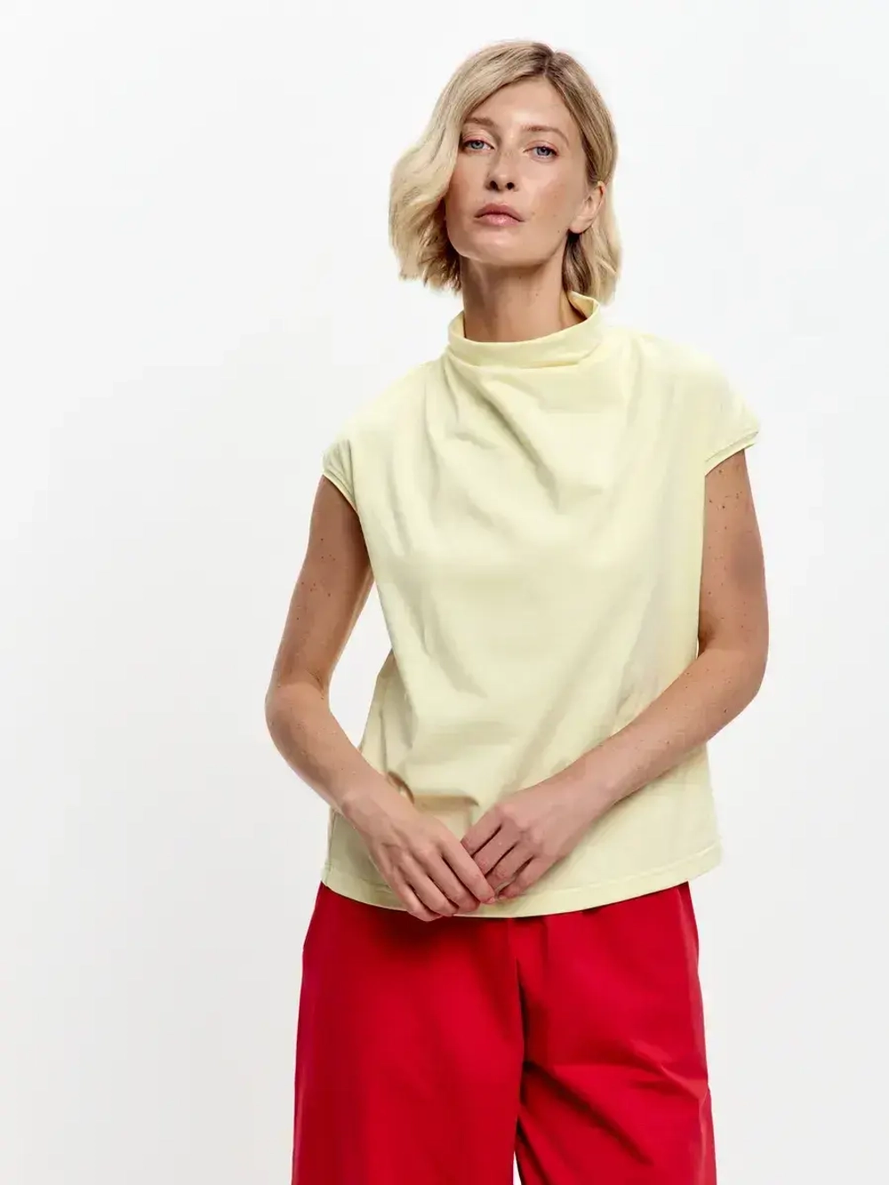 Футболка дизайнерская с цельнокроеным воротником