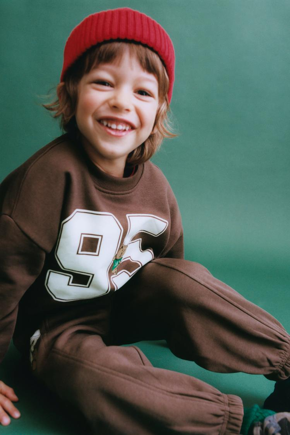 ZARA ТОЛСТОВКА С ВЫШИТОЙ ЦИФРОЙ И АНИМАЛИСТИЧЕСКИМ ПРИНТОМ, КОРИЧНЕВЫЙ