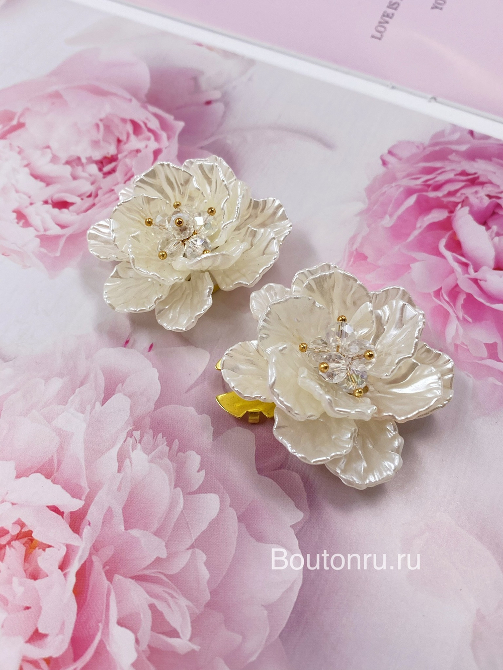 Накладка на пуговицу золотистая в форме цветка с перламутровыми лепестками