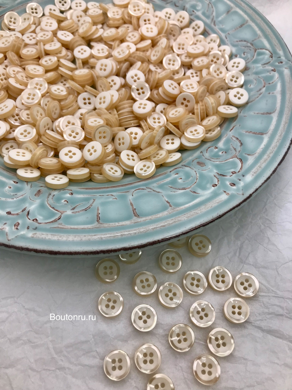 Пуговицы на прокол молочные с бежевой окантовкой
