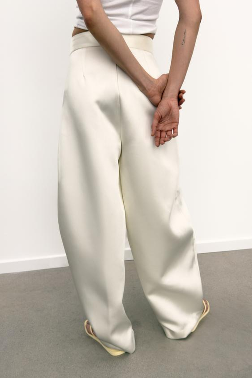 ZARA АТЛАСНЫЕ БРЮКИ BALLOON, ЖЕЛТОВАТО-БЕЛЫЙ