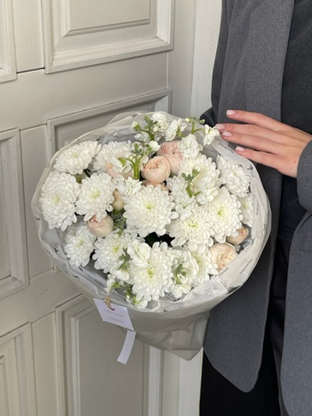 Букет из хризантемы, кустовой пионовидной розы и маттиолы