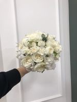 Свадебный букет из диантусов, хлопка, ранункулюсов и эвкалипта