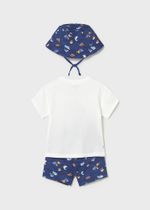 футболка с шортами и панамкой