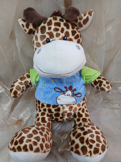 Жираф в голубой майке, 44 см