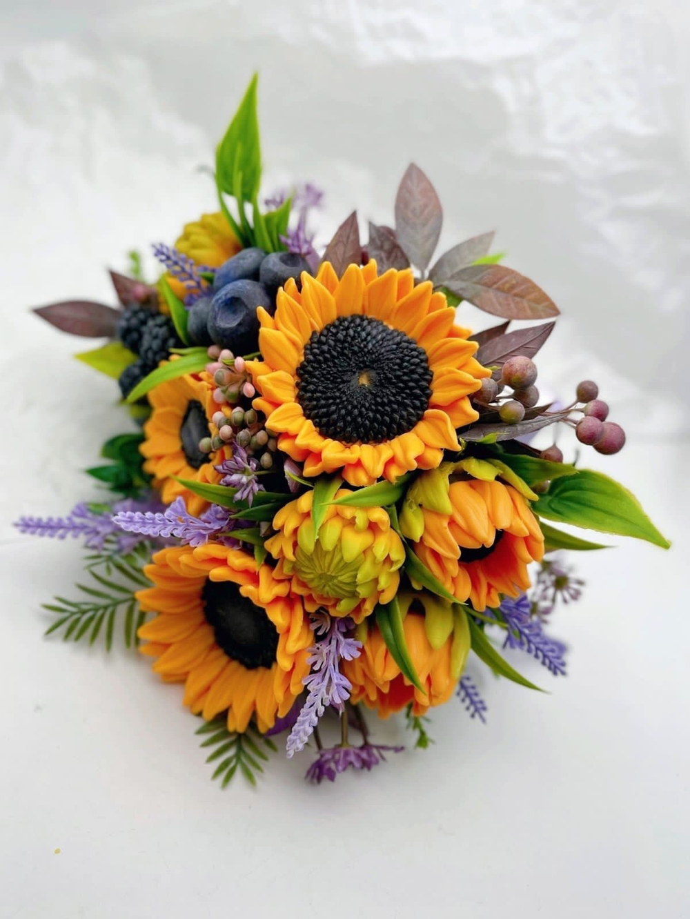 Букет «Подсолнухи и ягоды, сумочка»