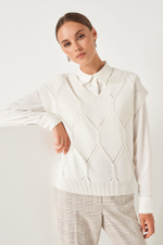 22850 Жилет женский (молочный)