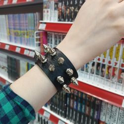 Кожаный браслет с заклёпками