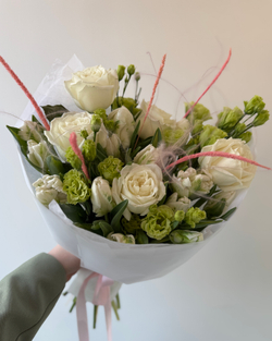 Букет с розами Плая Бланка, лизиантусом и пионовидными тюльпанами Пэррот