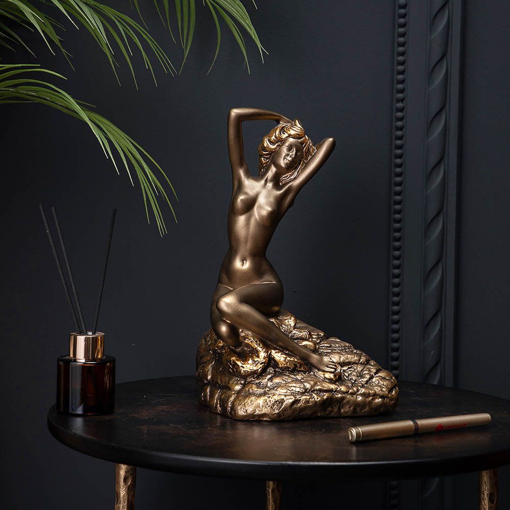 Скульптура Девушка на камне Бронза