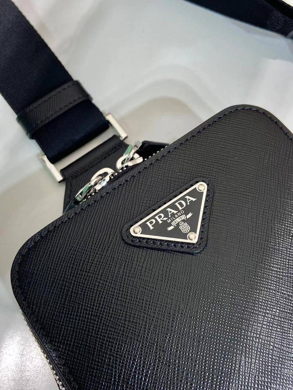 Нагрудная сумка-слинг Prada