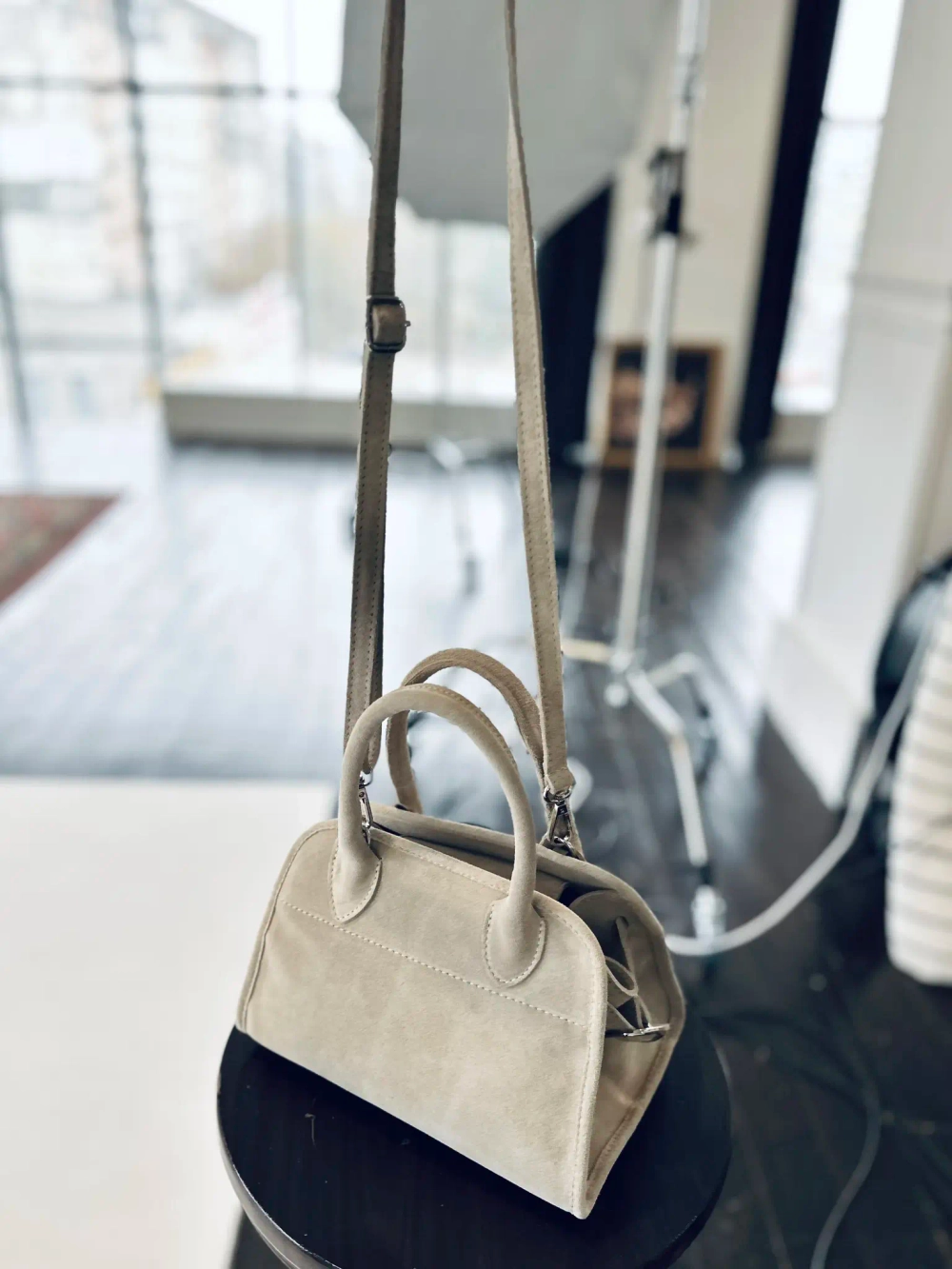 Женская сумочка из натуральной замши белого цвета