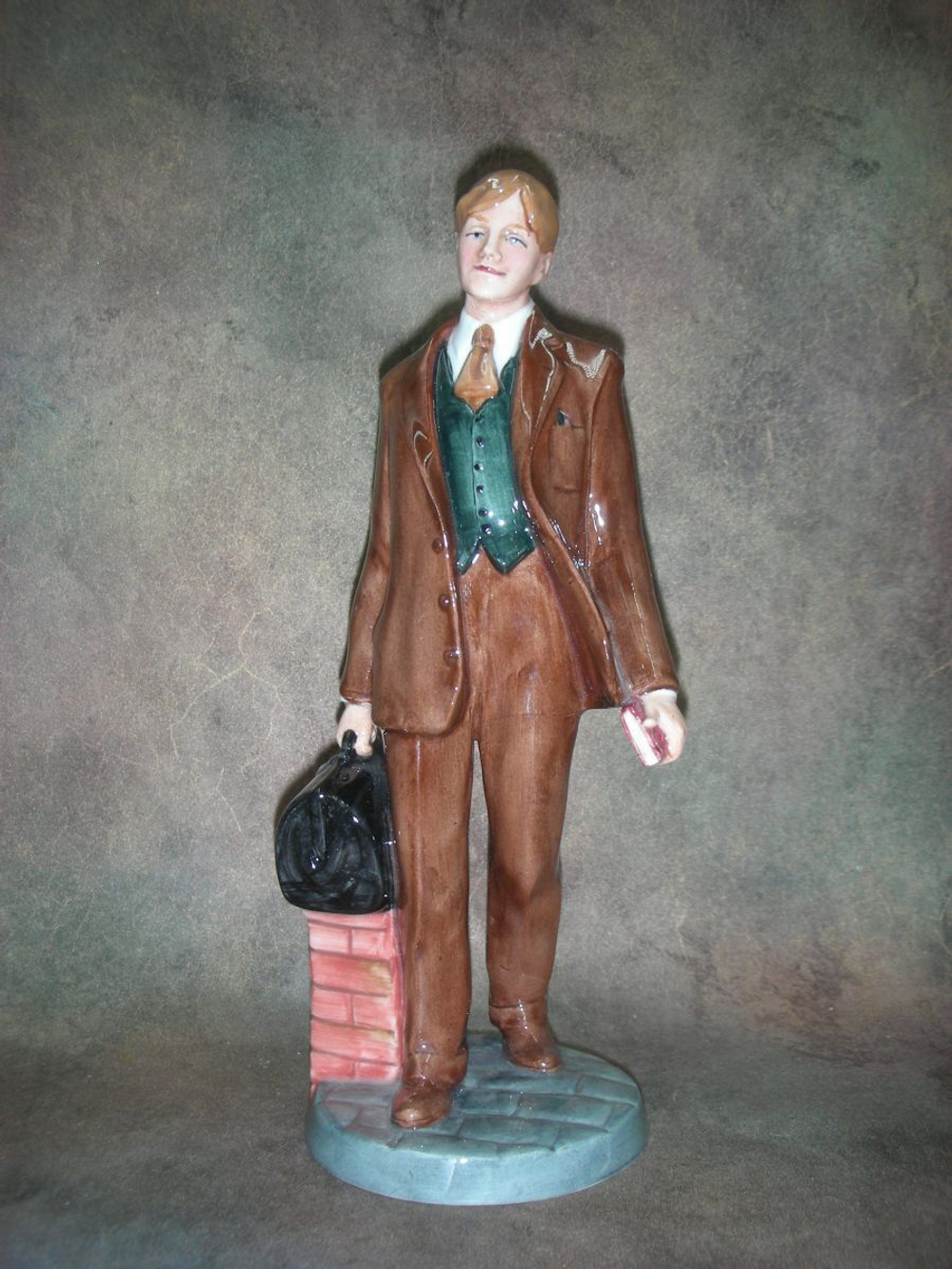 Статуэтка. Фарфор. Доктор. Royal Doulton. Англия