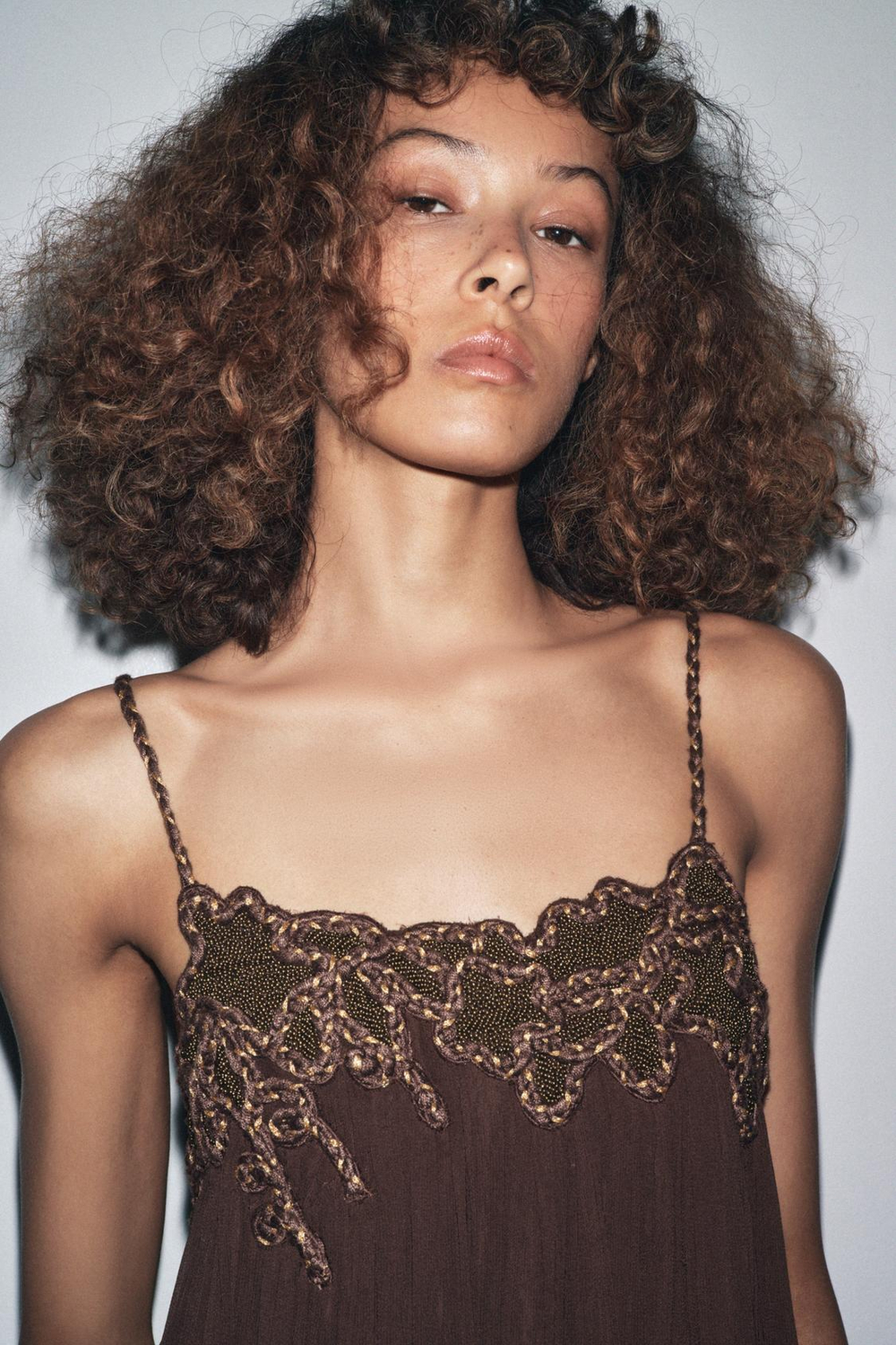 ZARA ДЛИННОЕ ПЛАТЬЕ С ВЫШИВКОЙ — ZW COLLECTION, КОРИЧНЕВЫЙ