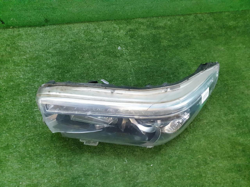 Битая Фара левая Toyota Hilux 8 (2015-2020) LED