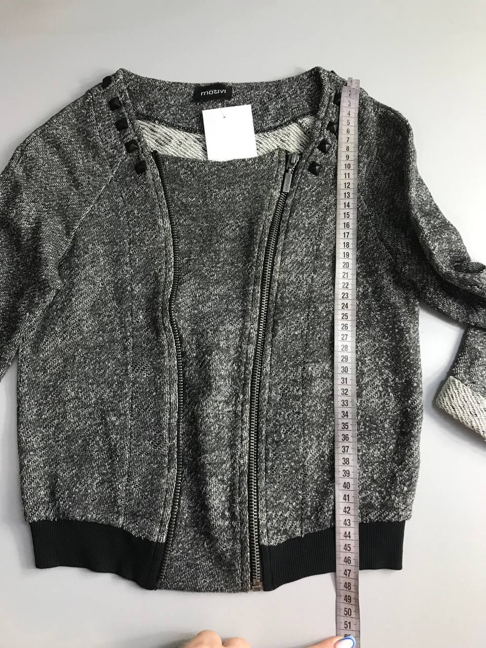 Толстовка Motivi стильная и интересная, визуально на 40 размер