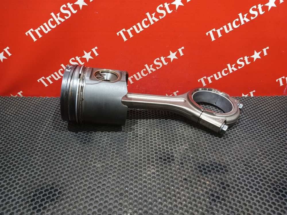 Поршень с шатуном 2017г.