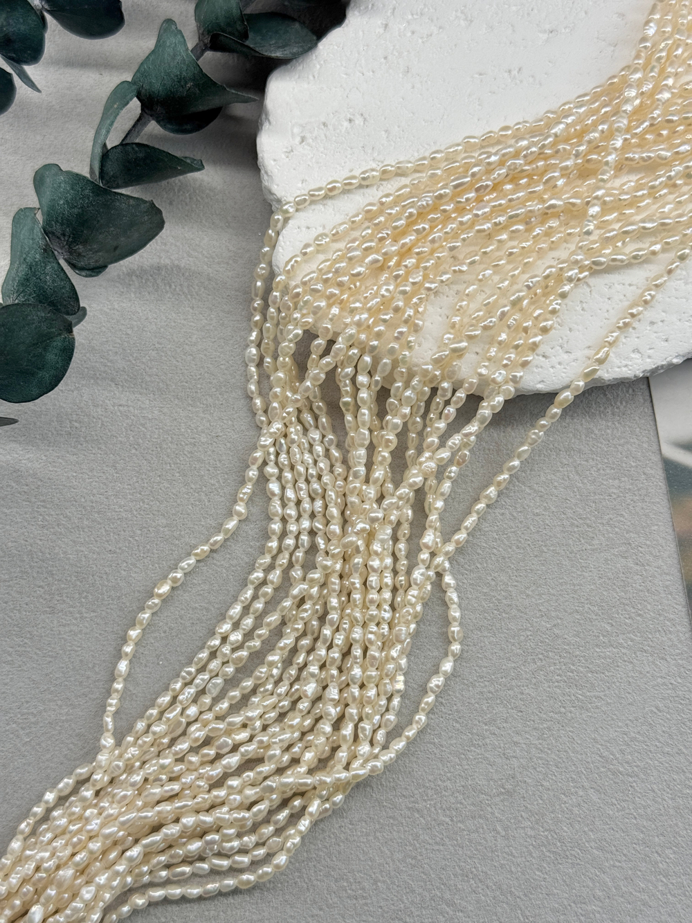 Натуральный барочный жемчуг рис супермелкий 2-3 мм, кремовый, нить 35 см