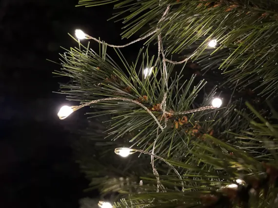 Светодиодная нить Капли 240 белых ламп, 6 м., 24В, серебряный провод, LUCA (84910)