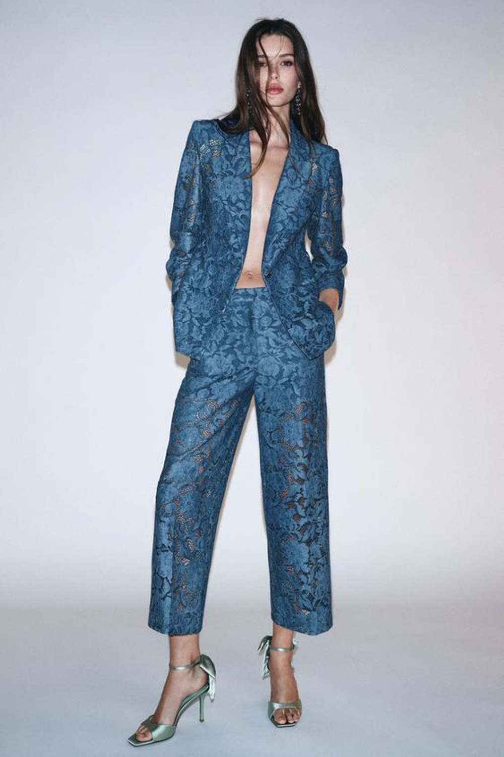 ZARA УКОРОЧЕННЫЕ БРЮКИ С КРУЖЕВОМ, СИНИЙ