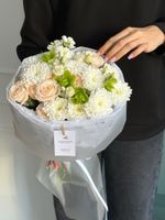 Букет из хризантемы, хелеборуса и кустовых пионовидных роз