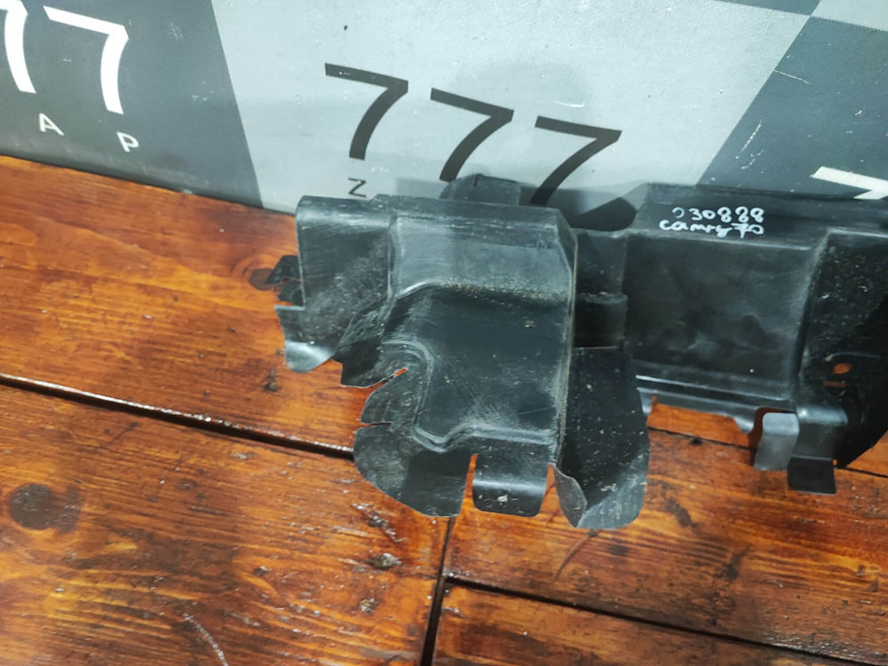 Дефлектор радиатора правый Toyota Camry (XV70) 17-нв Б/У Оригинал 1659325030