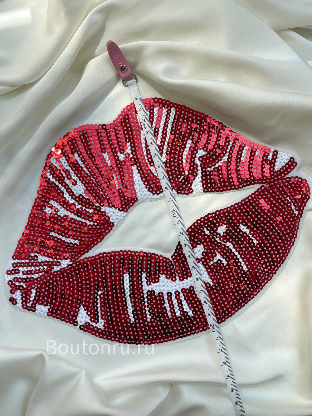 Нашивка в пайетках "Губы" красная с белым 20х27 см