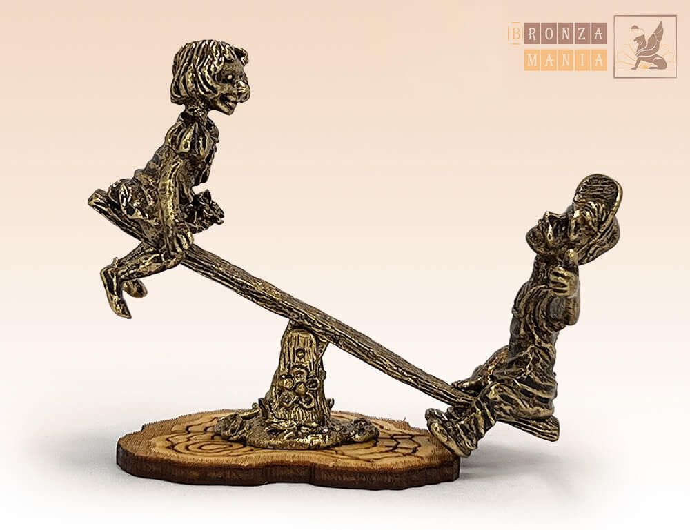 фигурка Мальчик и девочка на качелях