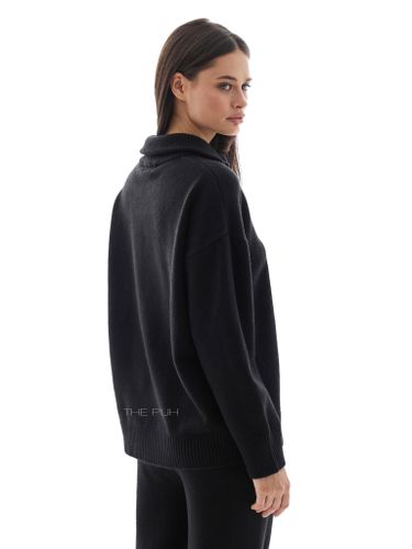 Вязаный костюм с вышивкой в черном цвете