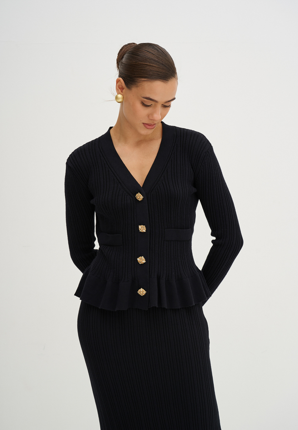 Костюм трикотажный с юбкой черного цвета