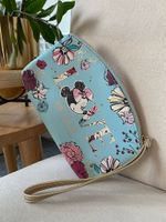 Новая косметичка и значок Disneyland Paris