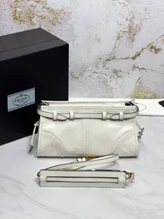 Маленькая кожаная сумка Prada через плечо, белый