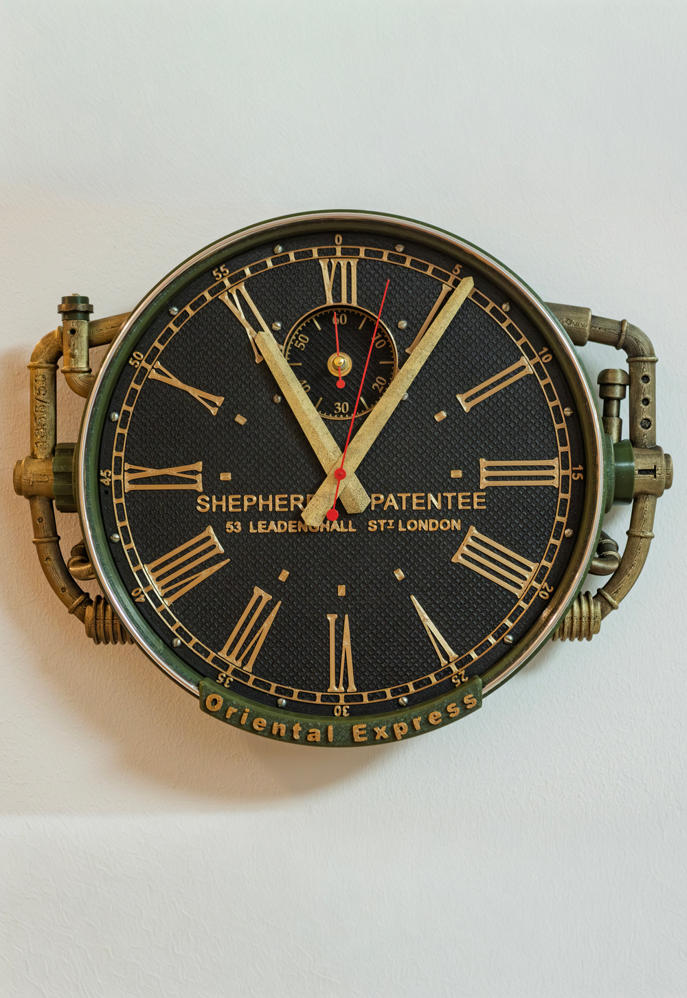 Настенные часы Oriental Express WOODandROOT с 12-часовым циферблатом и отдельным секундным индикатором