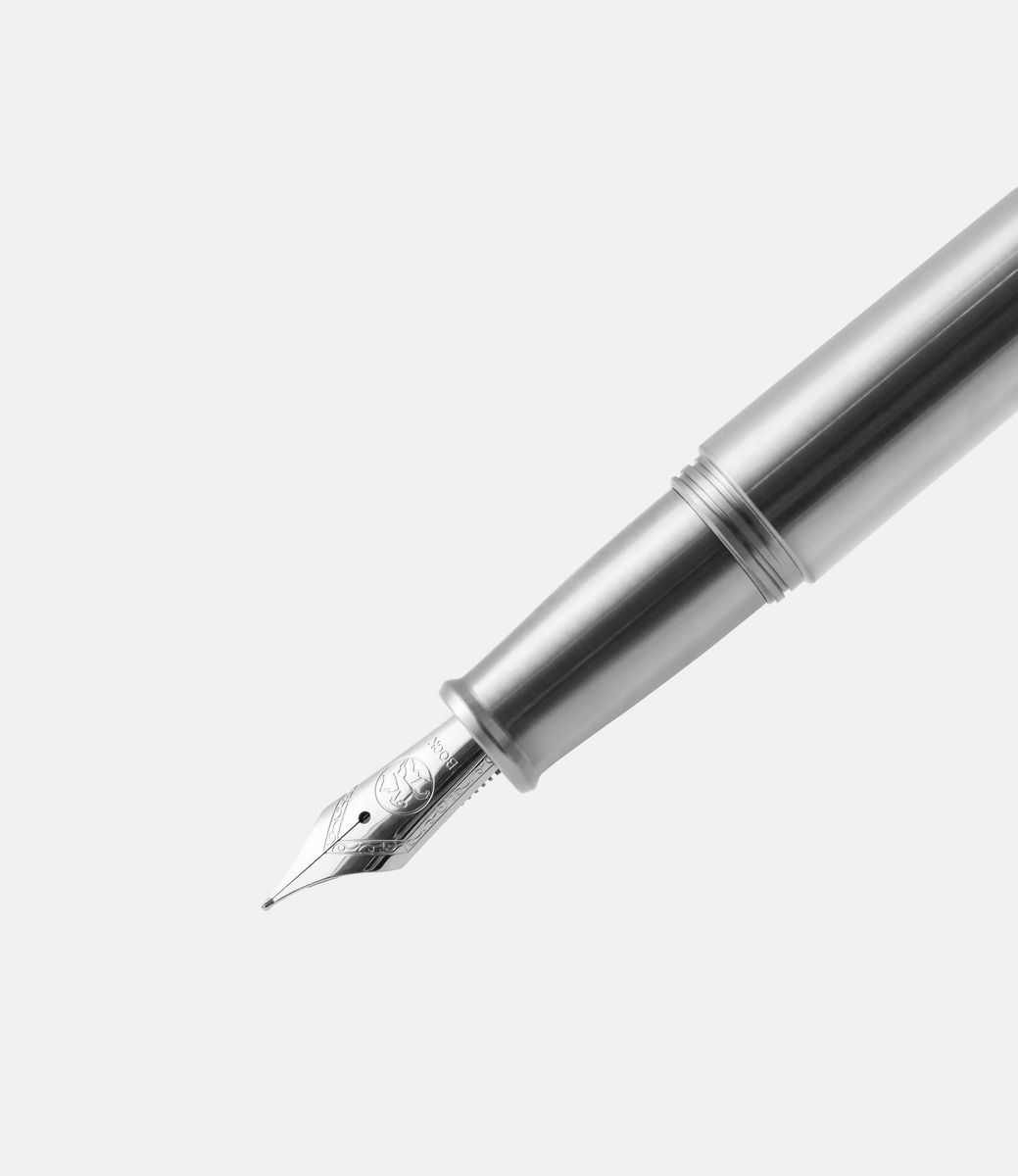 Ensso Piuma Titanium — перьевая ручка из титана