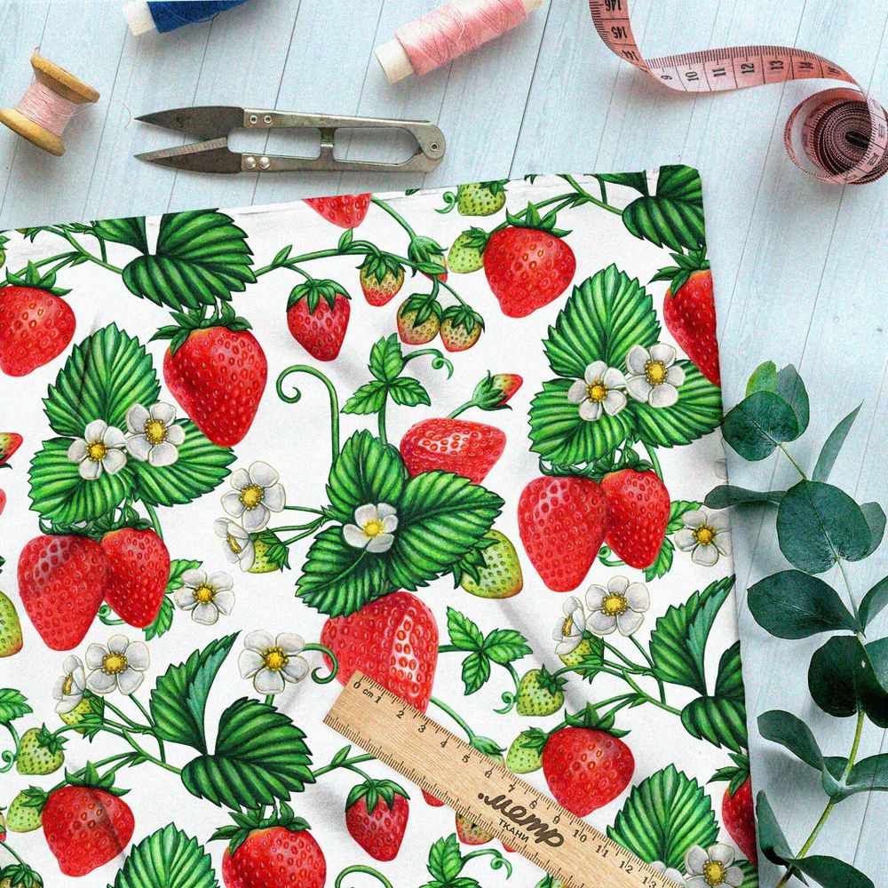 Ткань сатин спелая клубника на белом фоне