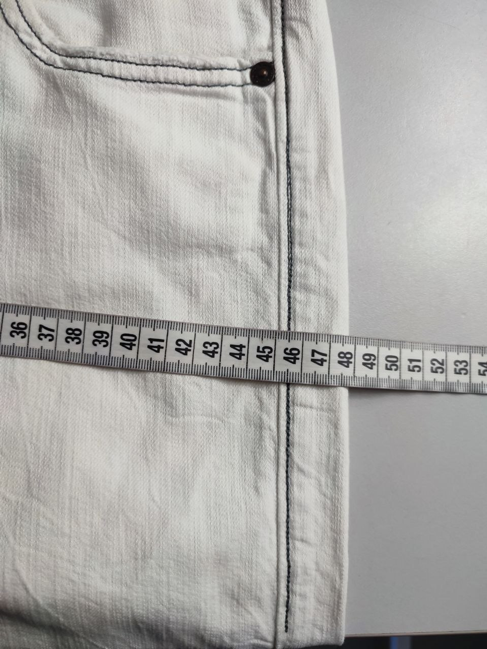 Джинсы светлые, идеальны для дерзкого образа летом  44 размер