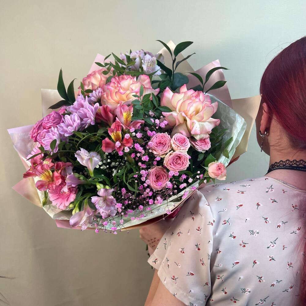 Нежный розовый букет из французских роз, альстромерий кустовых роз хризантемы и зелени в упаковке