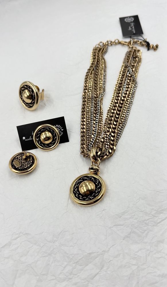 Колье кулон полусфера с плетеной цепью посередине на цепочках, оттенок золото антик