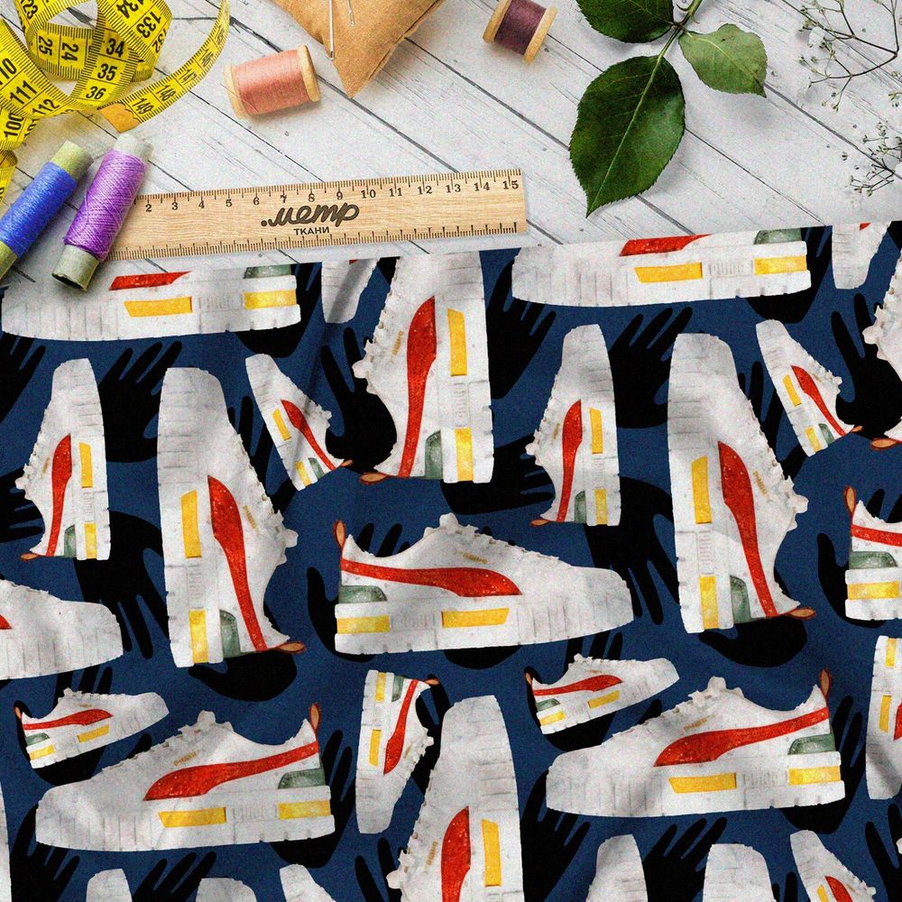 Ткань атлас белые кроссовки с ярким рисунком на синем фоне