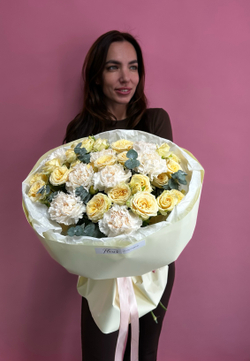 Букет кустовые розы и диантусы #47