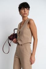 Жилет костюмный цвета капучино