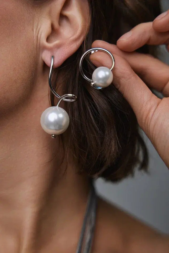 Серьги пусеты асиммметричные с жемчужинами и горным хрусталем