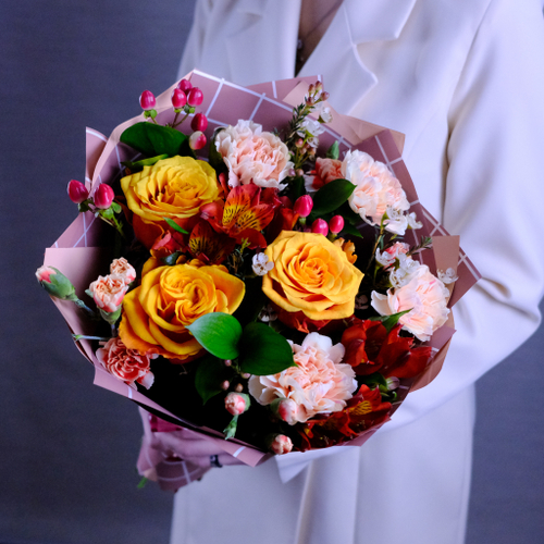 Купить Яркий букет с розами #726