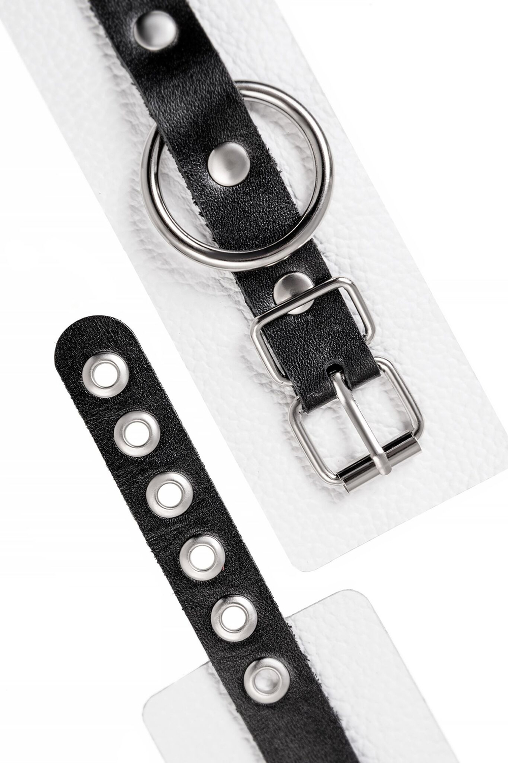Бело-черные кожаные наручники с одним ремешком с люверсами